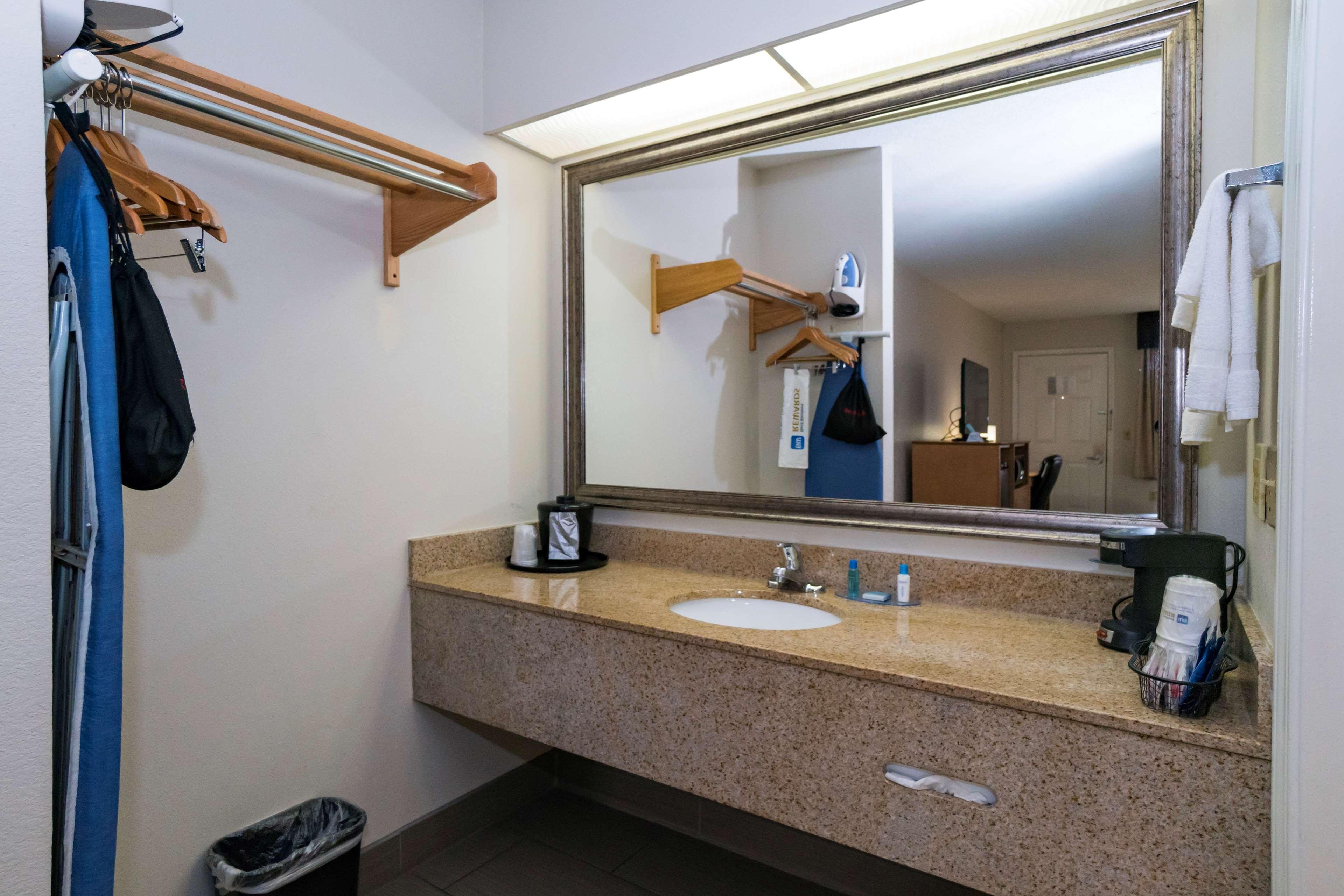 Best Western Airport Inn Pearl Exterior photo